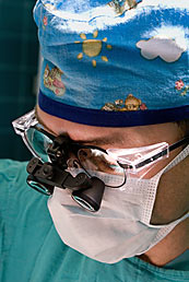 Ein Arzt w�hrend der OP